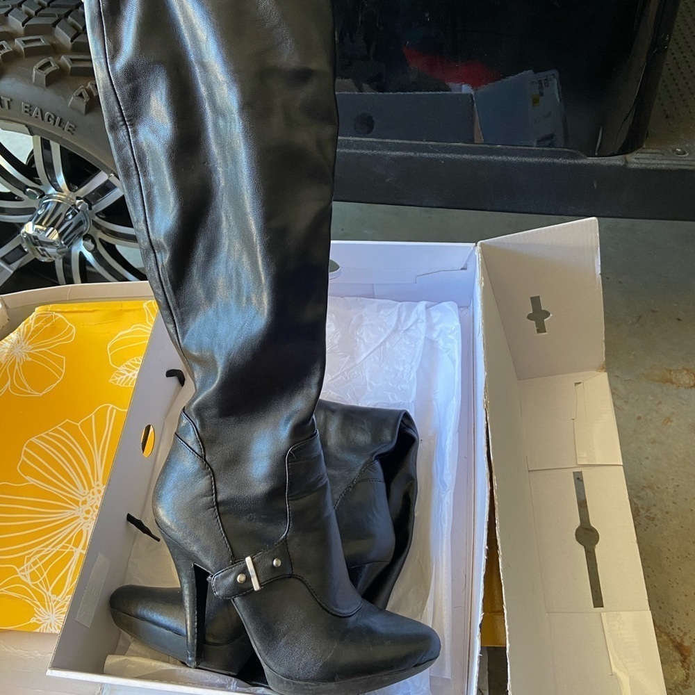 Nine West size 6 knee high leather black boots